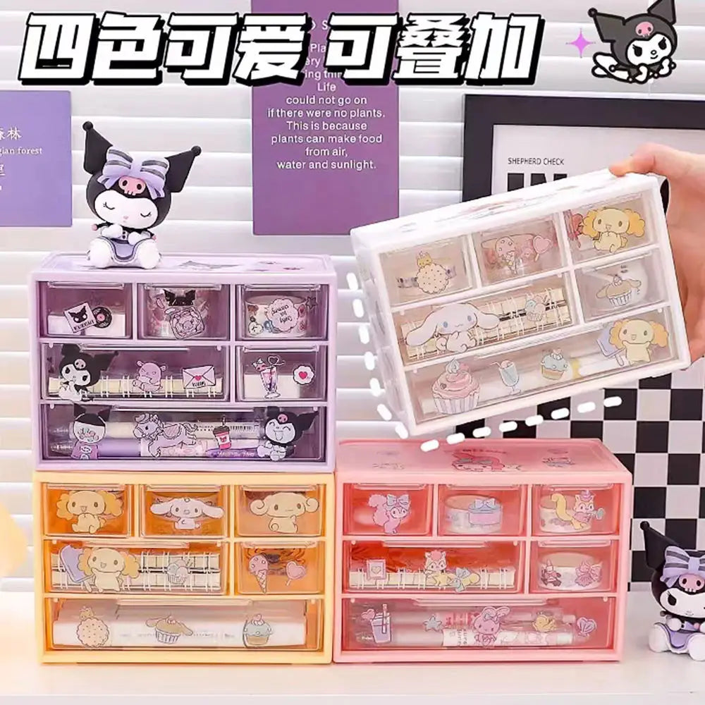 "Organizador Transparente Sanrio de 6 Compartimentos – ¡Incluye Stickers de Kuromi, Melody y Cinnamoroll!"