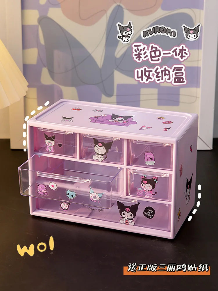 "Organizador Transparente Sanrio de 6 Compartimentos – ¡Incluye Stickers de Kuromi, Melody y Cinnamoroll!"