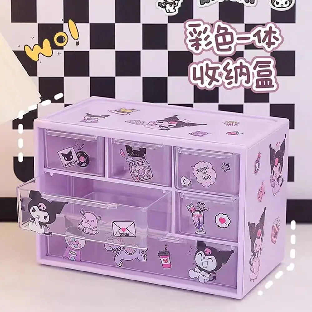 "Organizador Transparente Sanrio de 6 Compartimentos – ¡Incluye Stickers de Kuromi, Melody y Cinnamoroll!"