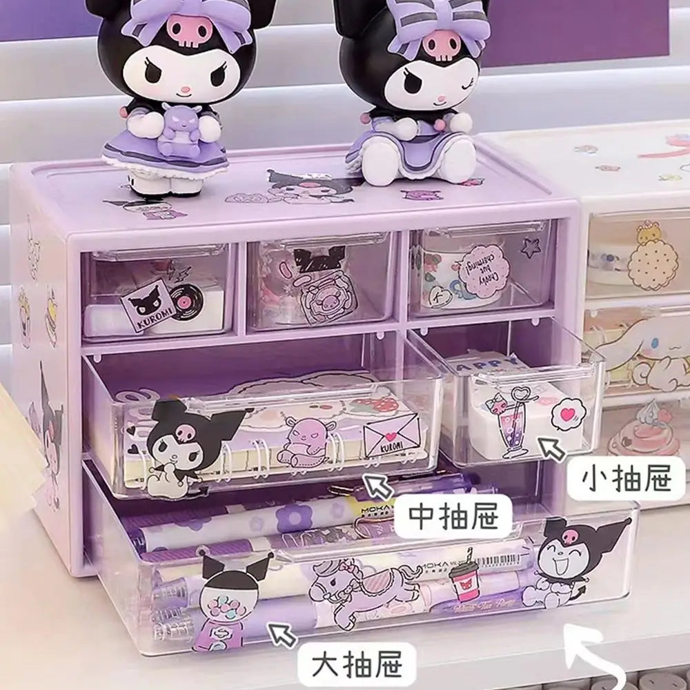 "Organizador Transparente Sanrio de 6 Compartimentos – ¡Incluye Stickers de Kuromi, Melody y Cinnamoroll!"